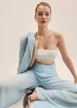 Pantalón celeste de tejido semitransparente y ligero, de corte recto, con trabillas, cierre de cremallera y botón.