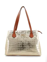 Cartera tipo tote confeccionada en cuero color crema, con asas de mano color marrón. Presenta logo metálico dorado en el frente, cierre central, división interna con cierre, bolsillo interior con cierre y bolsillo exterior con cierre. Forro textil.