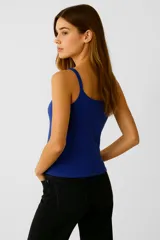 Musculosa azul con breteles finos y escote redondo.