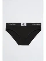 Pack de tres slips negros de Calvin Klein con cintura elástica con logo repetido.