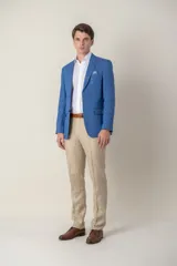 Pantalón de vestir de lino color beige, corte slim fit, con bolsillos laterales y traseros.