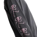 Remera gris de manga larga con cuello redondo y estampado en el pecho y en la manga izquierda.