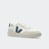 Championes Veja V-90 de cuero blanco con logo lateral en azul marino y detalles en gamuza gris.