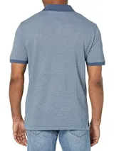 Chomba azul con micro estampado, cuello clásico y mangas cortas.