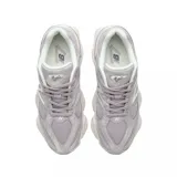 Championes New Balance 9060, color gris claro con detalles en blanco y gris oscuro. Presentan una combinación de materiales como gamuza y malla, con la característica N en los laterales y una suela robusta y texturizada.