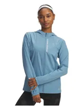 Campera deportiva Under Armour Outrun The Storm color celeste, con capucha, cierre frontal completo y logo estampado en el pecho.