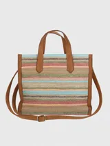 Bolso tipo shopper de paja con rayas horizontales de colores y detalles en cuero color marrón. Tiene doble asa de mano y correa larga desmontable.