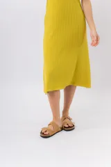 Vestido midi verde oliva de tejido acanalado, con escote en V y silueta al cuerpo con caída fluida.