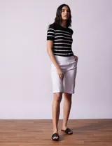 Bermuda blanca de gabardina elastizada marca Zac & Rachel. Tiene pretina ancha elastizada, bolsillos delanteros y traseros, y ruedo con dobladillo.