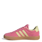 Championes Adidas VL Court 3.0 de gamuza rosa con detalles en amarillo pastel y suela color caramelo.