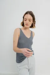 Musculosa tejida color azul eléctrico con hilo brillante, escote en “V” delantero y trasero.