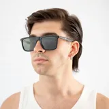Lentes de sol con diseño cuadrado y lentes polarizados en color marrón.