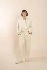 Pantalón de vestir marrón con textura tweed, de tiro alto y pierna recta.