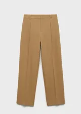 Pantalón de vestir color camel, de tiro medio, corte recto y largo.