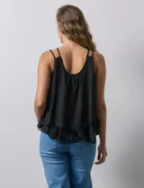 Blusa de gasa color blanco, marca Liv Los Ángeles, con breteles trenzados y diseño de capas en encaje y gasa.