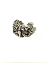 Anillo plateado con diseño floral calado y acabado envejecido.
