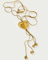 Collar dorado con cadena fina y dije grande en forma de corazón irregular, con tres dijes pequeños de corazón colgando.