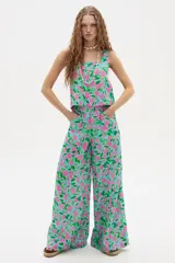 Pantalón palazzo de lino con estampado floral en tonos celeste, rosa y verde. Tiene cintura alta con elástico y bolsillos laterales.