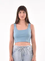 Musculosa corta negra de breteles anchos y escote cuadrado.