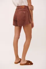 Short de jean de tiro alto, color negro lavado, con corte ancho y dobladillo deshilachado.