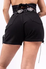 Short de jean negro de tiro alto con cinturón de cuero con hebillas de corazón.
