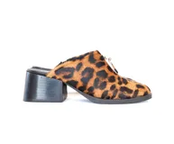 Mula con estampado de leopardo, capellada de cuero con pelo animal print bicolor, forro textil suave, plantilla acolchada y suela sintética. Tiene taco bloque de altura media (5 cm).