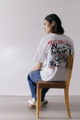 Remera blanca de corte holgado con estampado del logo de la banda Red Hot Chili Peppers en el pecho.