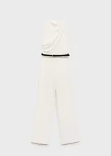 Mono largo color blanco, con cuello drapeado, tirantes anchos y cinturón negro desmontable con hebilla.
