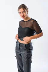 Remera negra de viscosa, con mangas cortas y cuello redondo.