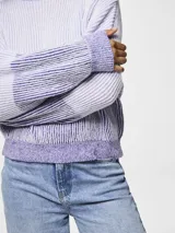 Sweater de punto suave con calce holgado y cuello redondo, a rayas horizontales en color lavanda y lila.