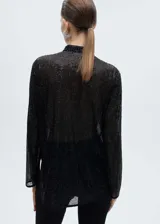 Camisa negra de poliéster con lentejuelas, corte recto, cuello mao y cierre frontal con botones.