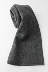 Bufanda rectangular color negro.