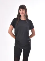Remera negra de corte holgado y mangas cortas, ideal para uso deportivo o casual.