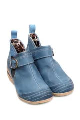 Bota baja de cuero negro con hebilla dorada y suela con burbuja.