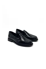 Mocasin negro de cuero con diseño clásico y suela baja, ideal para ocasiones formales.