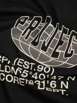 Remera negra de manga corta con cuello redondo y estampado blanco en el pecho con la palabra "Project" y en la espalda con un diseño abstracto.