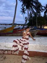 Conjunto marrón de chaleco largo sin mangas y pantalón palazzo acanalado.