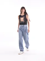 Musculosa gris con estampado de una escena de playa con una palmera y el texto "Sunshine Surf".