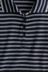 Remera polo corta de punto acanalado a rayas horizontales azul marino y blancas, con cuello clásico y tapeta de botones.