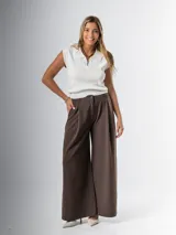 Pantalón wide leg marrón de tela sastrera con pinzas y elástico en la cintura.
