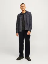 Pantalón de pana negro, corte recto, con bolsillos traseros y frontales, cierre con cremallera y trabilla para martillo.