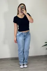 Pantalón de jean celeste de tiro bajo y corte recto.