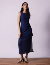 Vestido largo azul con líneas verticales, escote a la base y tajo lateral.