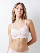 Conjunto de ropa interior de encaje floral blanco, compuesto por un bralette sin aro ni relleno, con breteles regulables y cierre trasero de tres posiciones, y una bombacha con detalle de encaje floral.