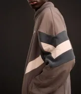 Saco masculino confeccionado en fleece color gris con recortes en marrón y negro, cuello alto, cierre en cremallera, cintura y puños ajustados con elástico. La prenda posee estampa localizada en el pecho con la palabra "LEAGUE".