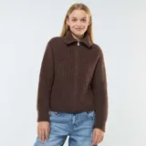 Sweater de punto marrón con cuello alto, cierre de cremallera metálica y mangas largas.