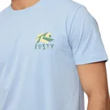 Remera celeste de manga corta con logo de la marca Rusty estampado en el pecho.