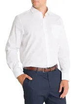 Camisa blanca de popelina 100% algodón con cuello italiano, manga larga, calce regular y bolsillo en el pecho con logo bordado.