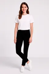 Pantalón de jean negro, corte skinny y tiro medio.