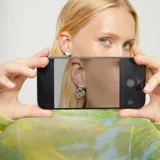 Pendientes de plata de ley con forma de corazón irregular y acabado pulido. Son de tipo botón con cierre de mariposa.